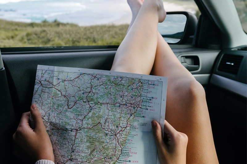 kobieta w samochodzie z mapą kobieta w samochodzie z mapą